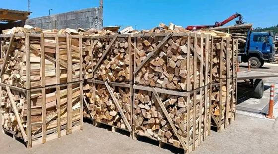 Caisses-palettes empilées sur le site