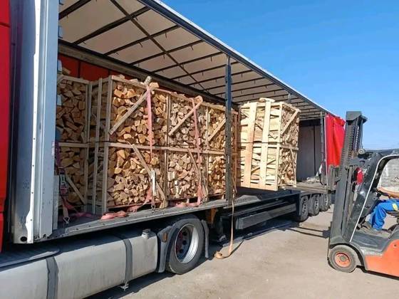 Chargement du camion au chariot élévateur